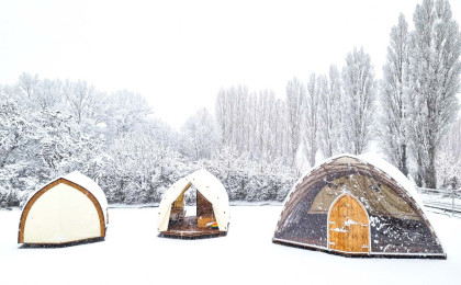Winterfestes Glamping Zelt von STROHBOID für ganzjähriges, wetterunabhängiges Camping bzw. Glamping im Garten, Campingplatz oder Hotel-Außenbereich STROHBOID-Winterfestes-Glamping-Zelt