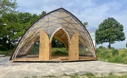 STROHBOID_Pavillon_Raststation_Überdachung im Grünen