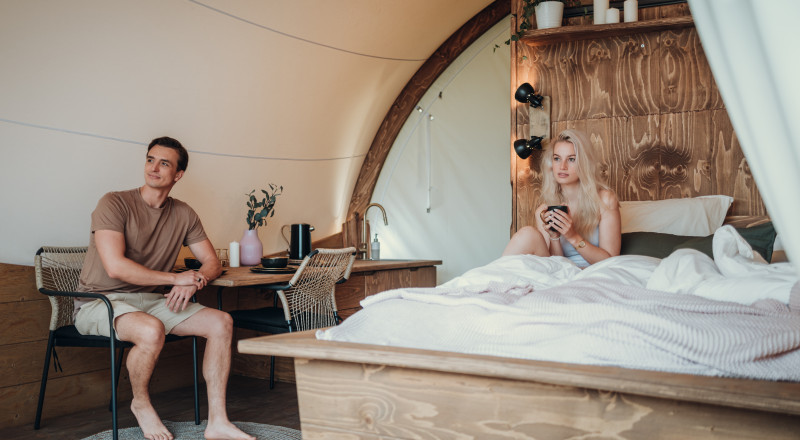 Glamping Zelt mit Dusche, WC, Bett, Waschbecken und Herd Glamping Zelt mit Dusche, WC, Bett, Waschbecken und Herd