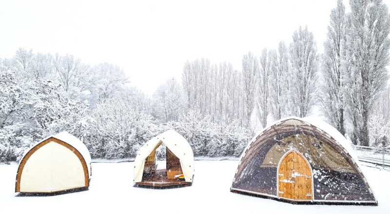 Winterfestes Glamping Zelt von STROHBOID für ganzjähriges, wetterunabhängiges Camping bzw. Glamping im Garten, Campingplatz oder Hotel-Außenbereich STROHBOID-Winterfestes-Glamping-Zelt