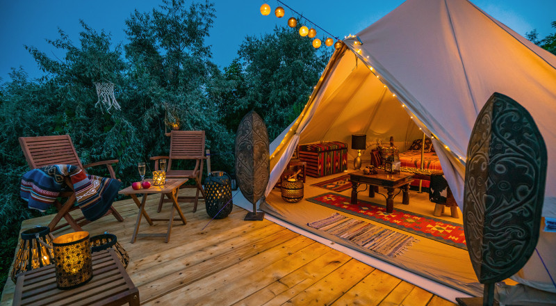 Wigwam, Luxus-Zelt oder Baumhaus: Glamping Varianten im Vergleich Wigwam, Luxus-Zelt oder Baumhaus: Glamping Varianten im Vergleich