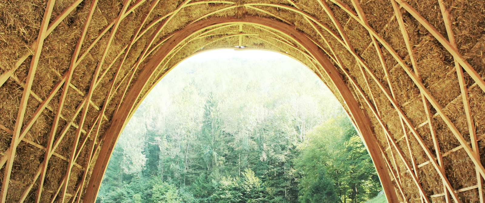 Holzgitterschale Prototyp mit Stroh Holzgitterschale Prototyp mit Stroh