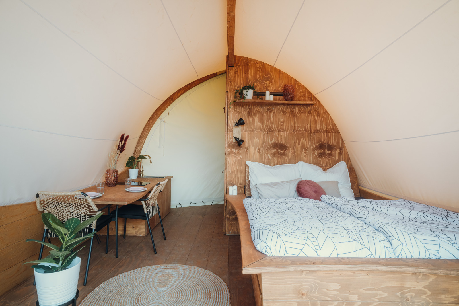 Innenraum samt Bett im Glamping Zelt Innenraum samt Bett im Glamping Zelt