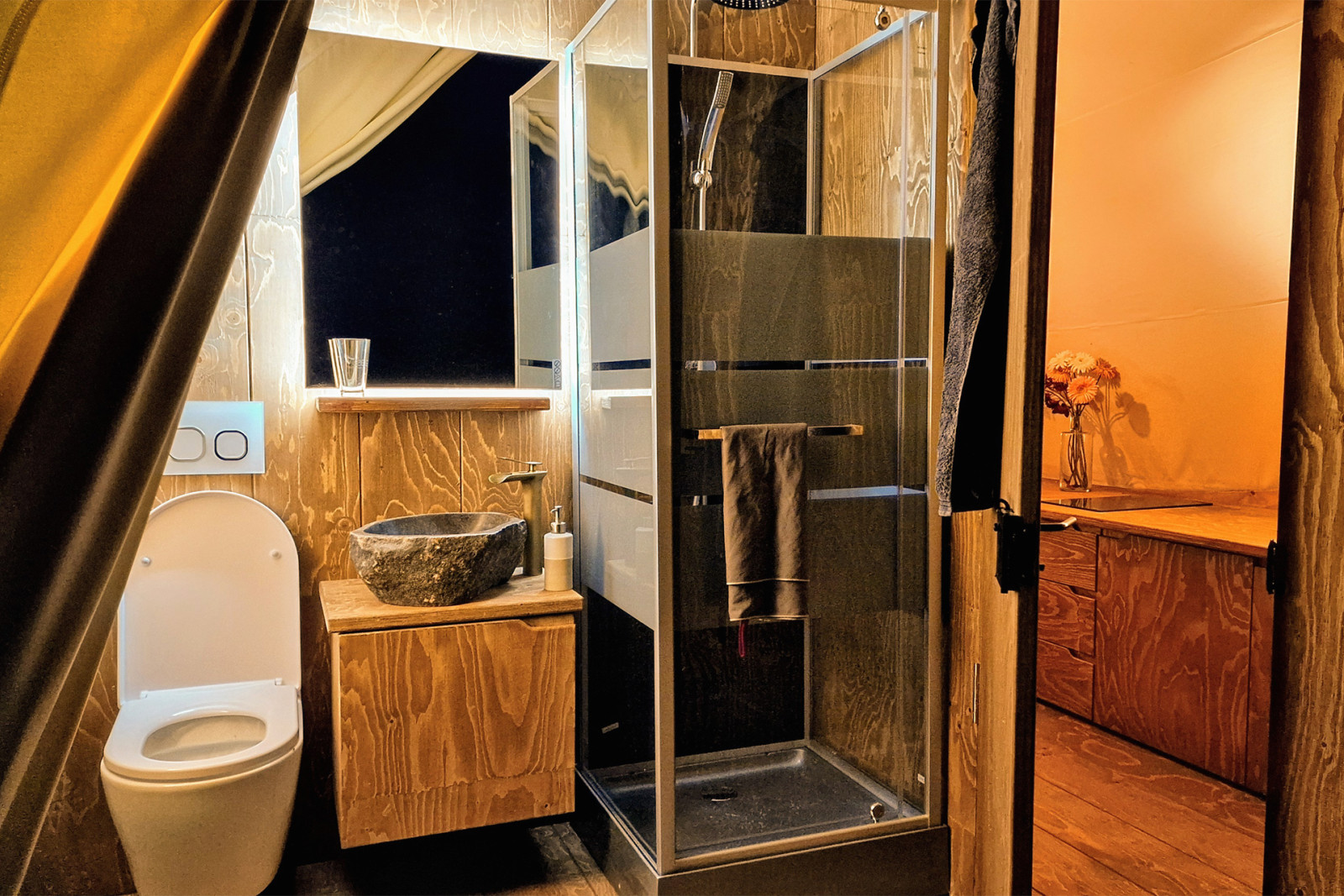 Glamping Unterkunft von STROHBOID: Die Ausstattung Bad Glamping Unterkunft von STROHBOID: Die Ausstattung Bad