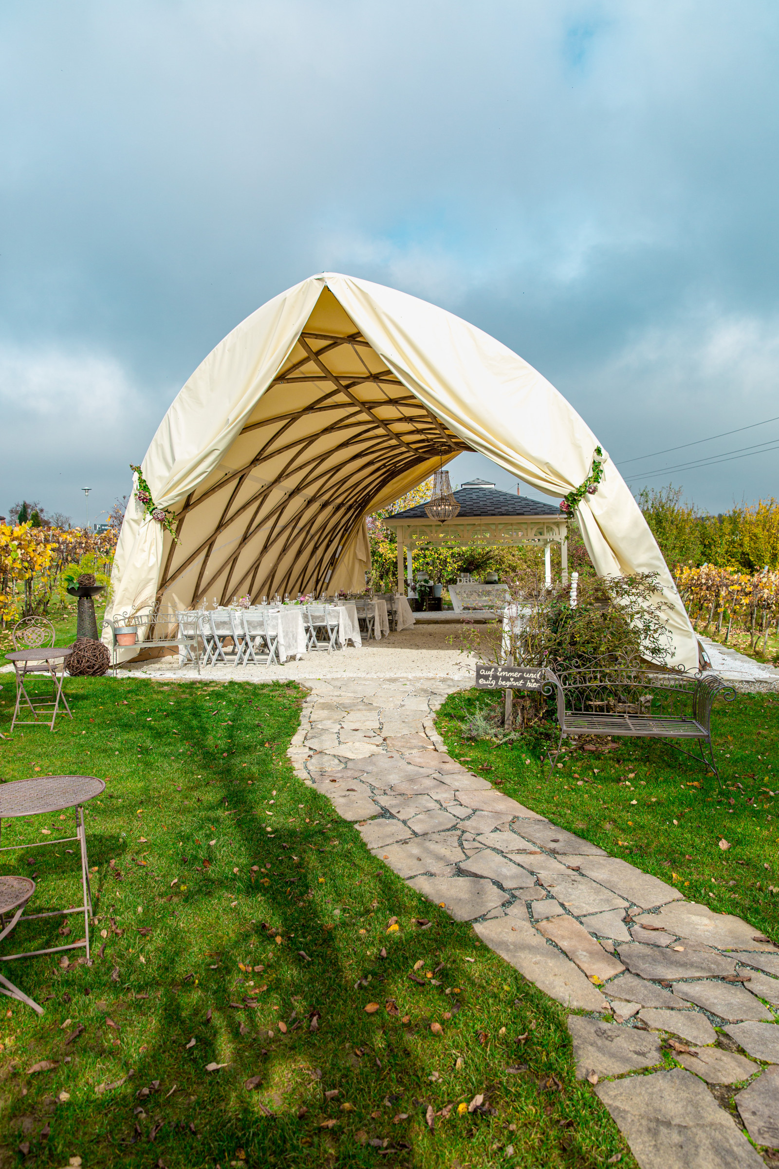 STROHBOID_Träumerei_Hochzeitslocation im Grünen im Pavillon STROHBOID_Träumerei_Hochzeitslocation im Grünen im Pavillon
