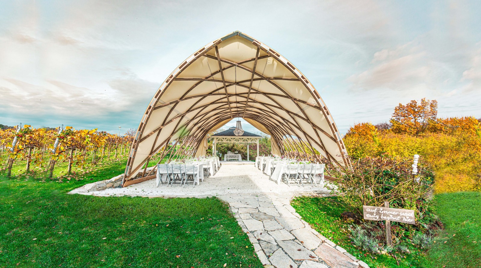 Sustainable gazebo for your wedding from Strohboid
