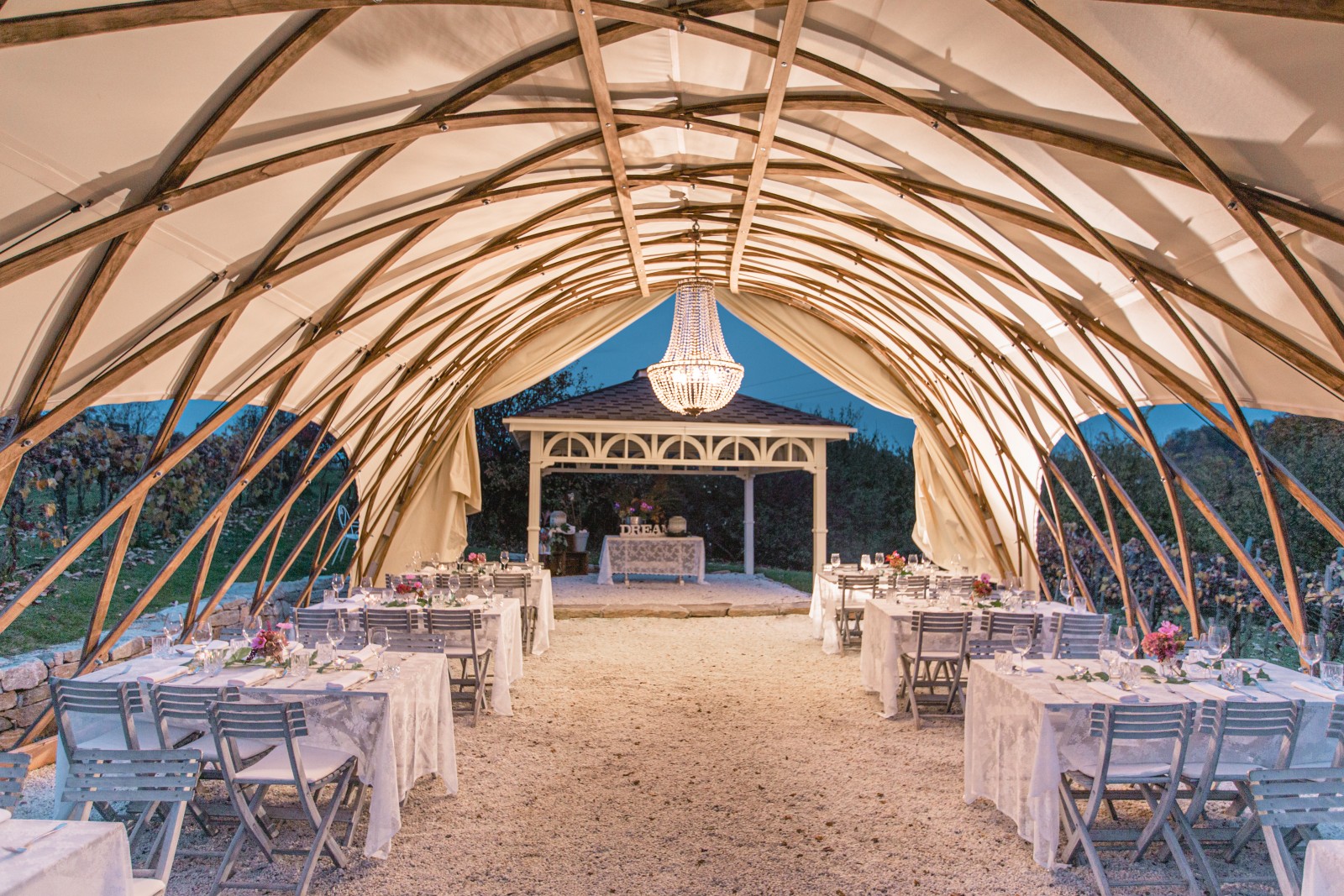 STROHBOID_Träumerei_glamouröser Hochzeitspavillon