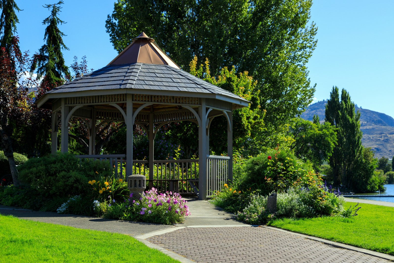 Gazebo - Gründe für einen Pavillon mit festem Dach