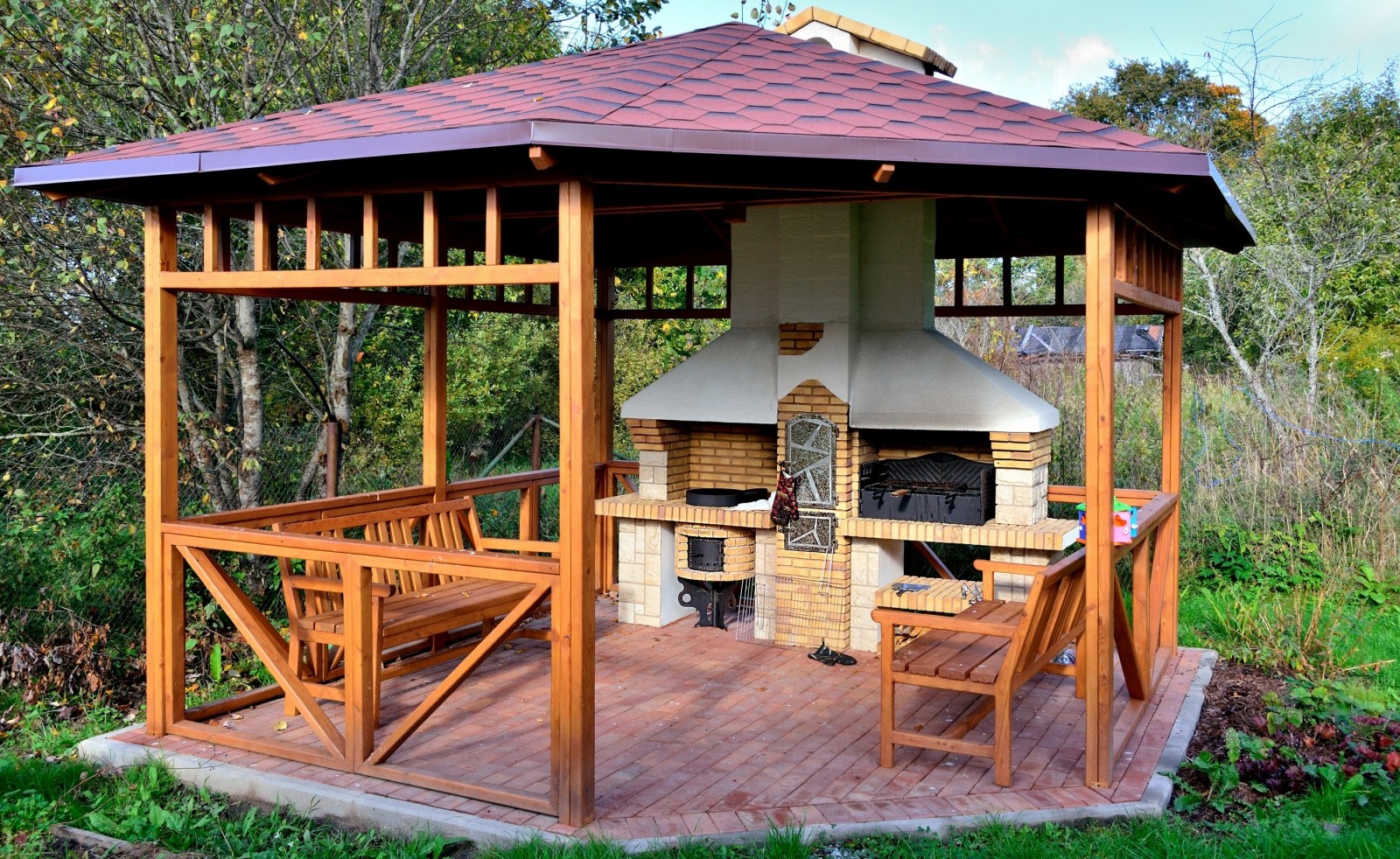 Беседки с мангальной зоной недорого. Wooden Gazebo беседки. Мангальная зона в беседке. Летняя беседка с барбекюшницей. Беседка пергола с мангалом.