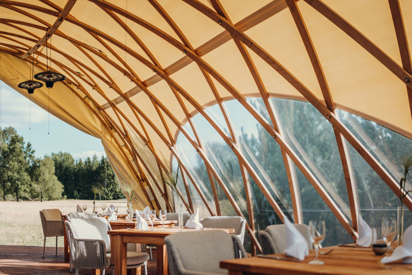 Natürliche Materialien bei einem Eventzelt Natürliche Materialien bei einem Eventzelt