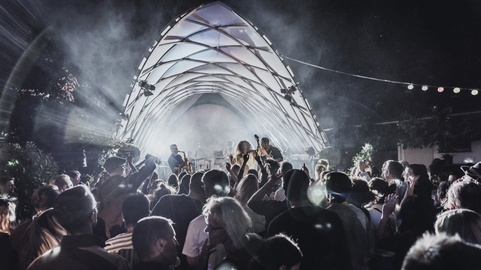 Konzert im Veranstaltungszelt von STROHBOID Konzert im Veranstaltungszelt von STROHBOID