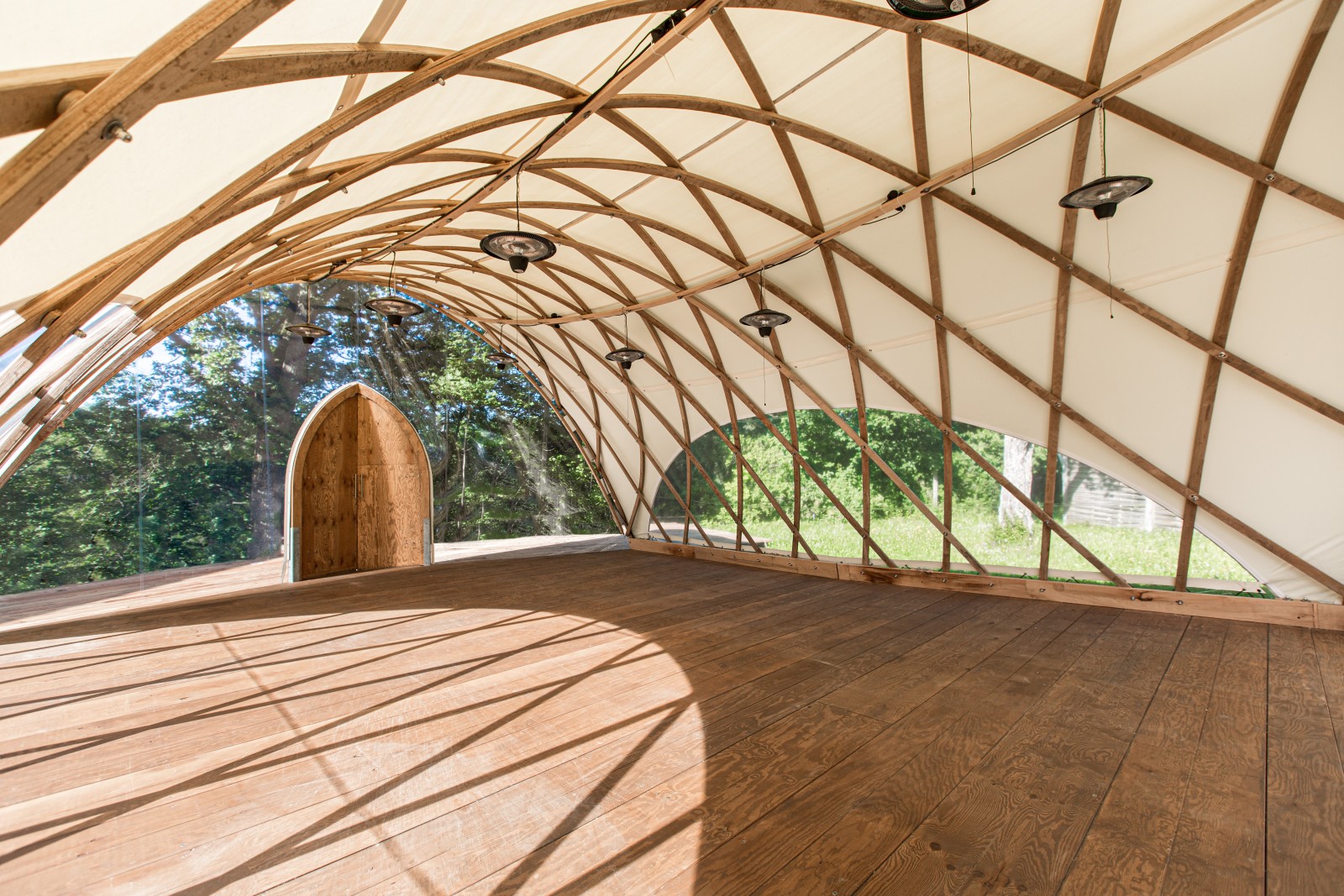 Freie Fläche im Holz Pavillon - Natur trifft auf Ästhetik