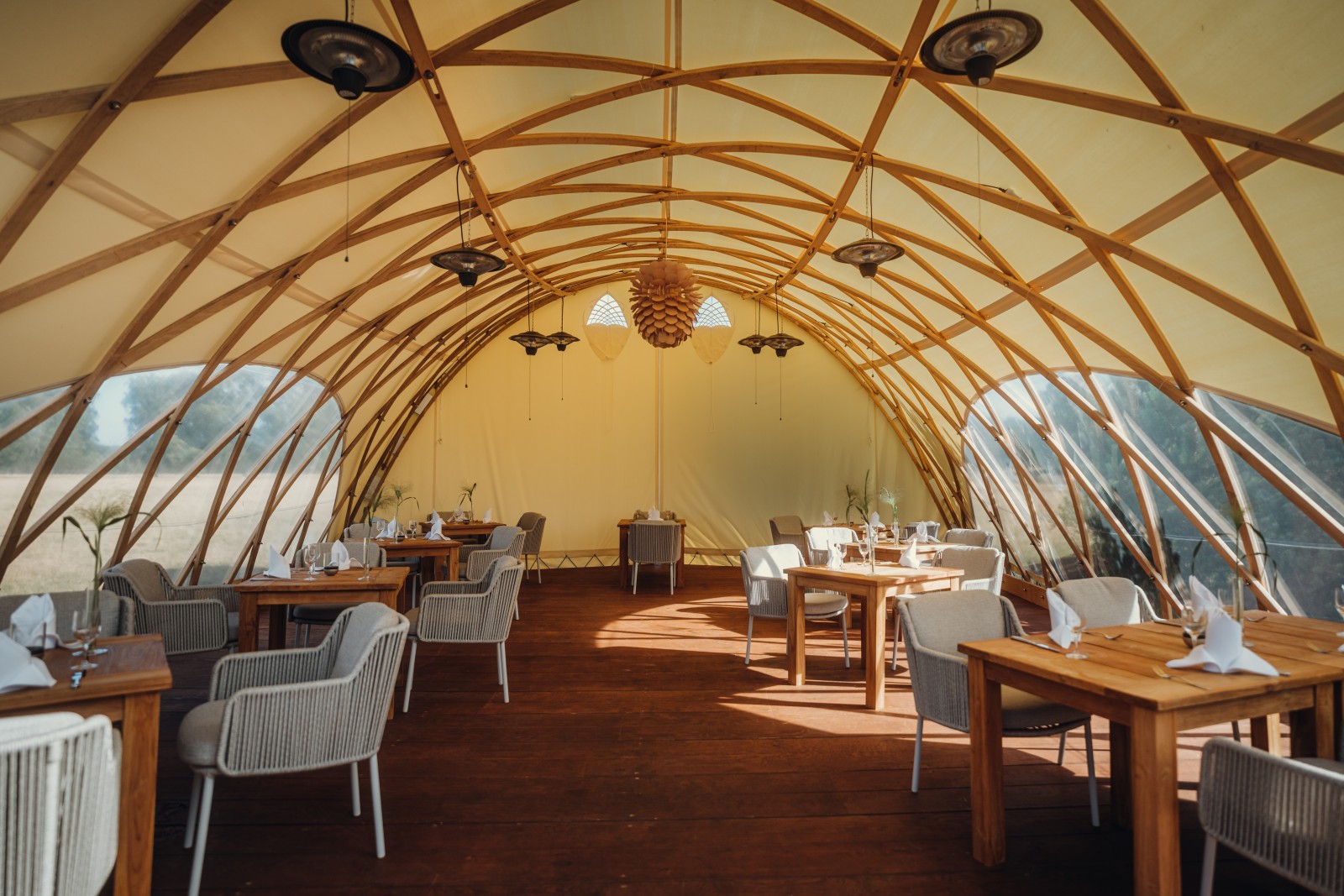 Winterfester Pavillon, beheizbarer Innenraum – STROHBOID Winterfester Pavillon, beheizbarer Innenraum – STROHBOID