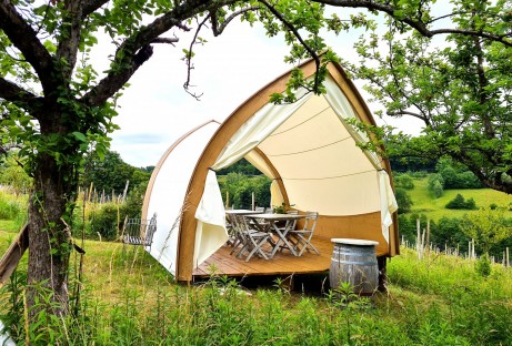 Weatherproof winemaker lounge for wine tastings