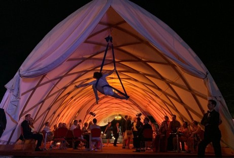 Strohboid Pavillon Eventzelt Performance Akrobatik Events 