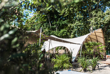 STROHBOID_Gibson Beach_Pavillon im Dschungel STROHBOID_Gibson Beach_Pavillon im Dschungel