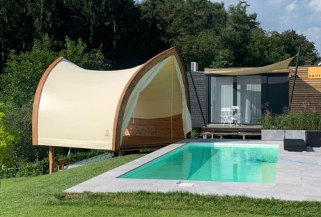 Strohboid Lounge Pavillon mit Beschattung und Poolhaus