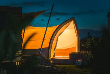 Strohboid Glamping bei Nacht