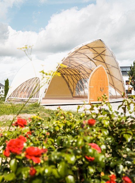 strohboid-pavillon-weingut-kloes-showroom