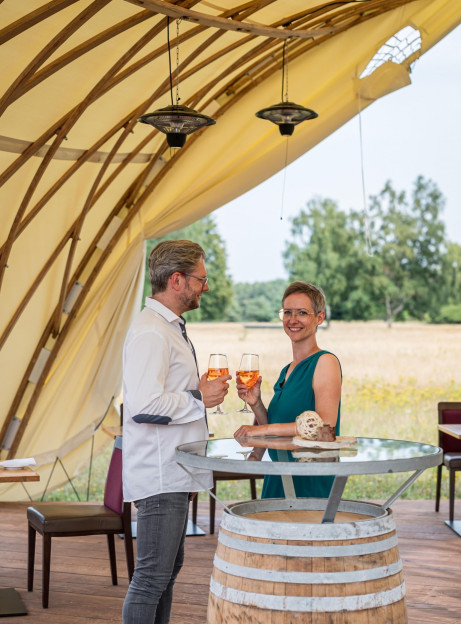 Ganzjährige Outdoor-Bar mit besonderem Flair im Strohboid Pavillon Ganzjährige Outdoor-Bar mit besonderem Flair im Strohboid Pavillon