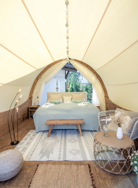 Gemütliches Glamping Bettsofa von Strohboid