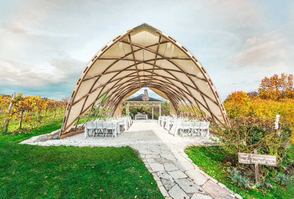 Sustainable gazebo for your wedding from Strohboid