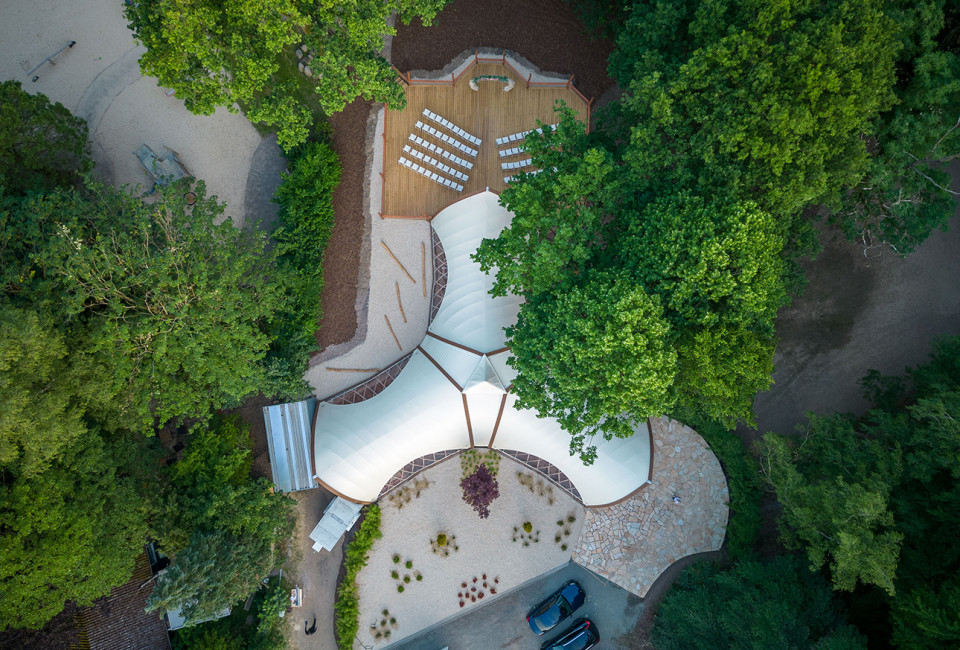 Strohboid-pavillon-zeitreise-restaurant-ansicht-oben-drohne Strohboid-pavillon-zeitreise-restaurant-ansicht-oben-drohne