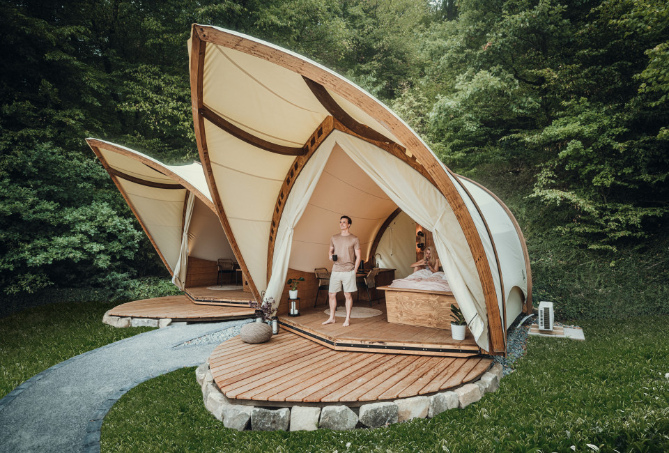 Glamping - nachhaltiges Luxus Zelt aus Holz Glamping - nachhaltiges Luxus Zelt aus Holz