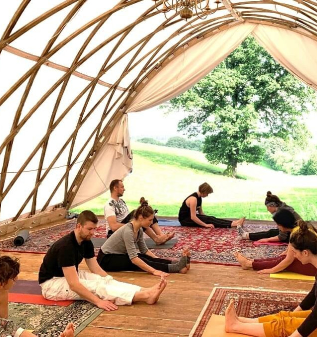 Strohboid Pavillon Eventzelt mit Yoga Outdoor Raum Strohboid Pavillon Eventzelt mit Yoga Outdoor Raum