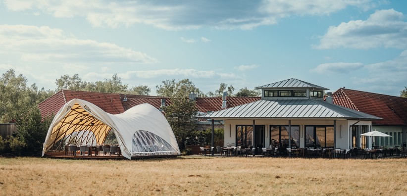 STROHBOID-Pavillon-Hotelcamp-Reinsehlen-Outdoor-Raum.jpg