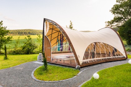 STROHBOID-Deutschland-Pavillon-Yogaraum-Glamping-Yogalution-Rhoden-Hill