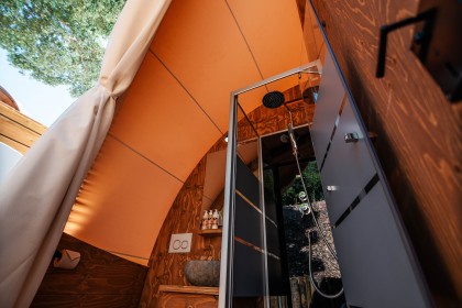 STROHBOID_Juicy Oasis_Glamping Dusche
