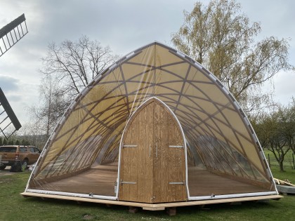 STROHBOID_Lichtproduktiv_Pavillon mit Holztür
