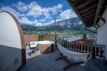 STROHBOID-Lounge-Hotel Adula_1001 Steilas Suite_Glamping-Ausblick