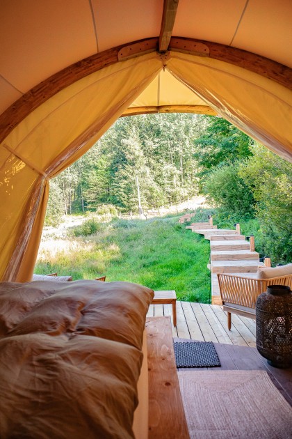 STROHBOID_Waldtherapiezentrum_Glamping Ausblick von Bett.jpg