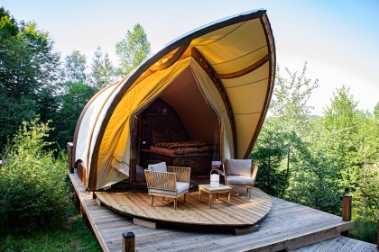 STROHBOID_Waldtherapiezentrum_Glamping mit Terasse.jpg