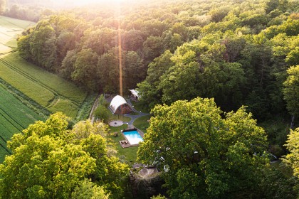 STROHBOID-Resort-Deutschland-Pavillon-Glamping-Yogalution-Rhoden-Hill