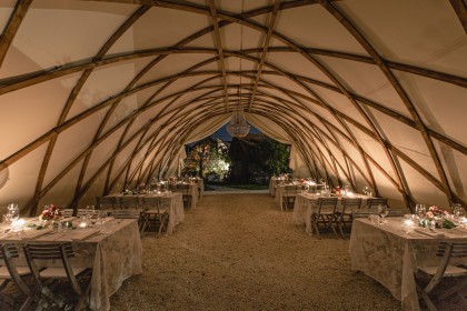 STROHBOID_Träumerei_Hochzeitsdinner bei Nacht im Pavillon