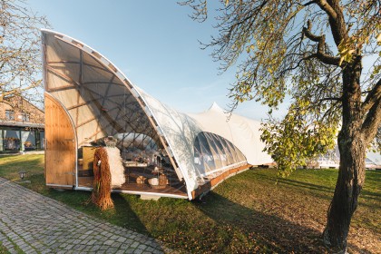 STROHBOID_Pavillon_Doerrwalder-muehle-hochzeit-außenansicht