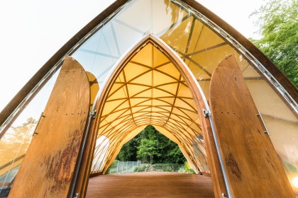 STROHBOID-Pavillon-Tür-Yogalution-Rhoden-Hill