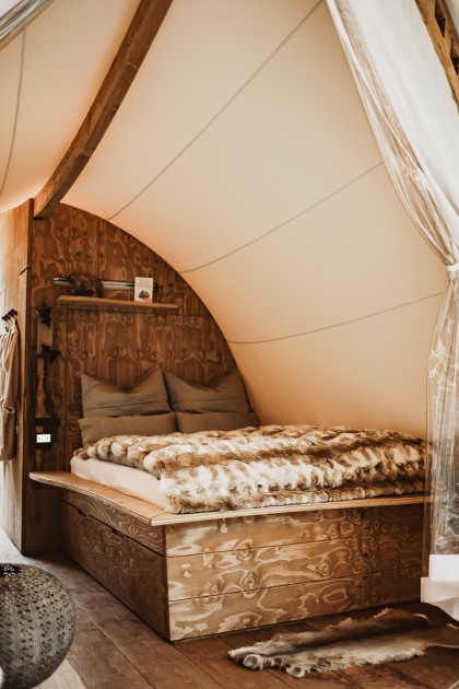 STROHBOID_Waldtherapiezentrum_Glamping Bett.jpg