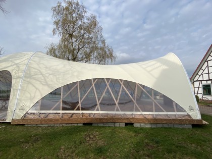 STROHBOID_Lichtproduktiv_Pavillon im Grünen