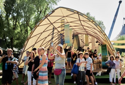 STROHBOID_Wellbeing Festival München_Festival mit Pavillon