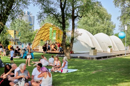 STROHBOID_Wellbeing Festival München_Picknick vorm Pavillon