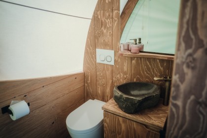 STROHBOID-Glamping-Yogalution-Luxus-badezimmer