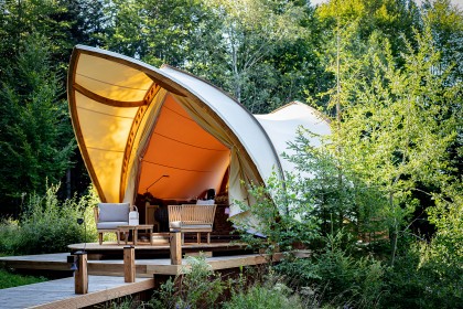 STROHBOID_Waldtherapiezentrum_Glamping Zelt mit Holzweg.jpg