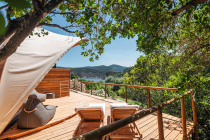 STROHBOID_Juicy Oasis_Glamping Terasse mit Liegen STROHBOID_Juicy Oasis_Glamping Terasse mit Liegen