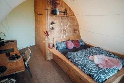 STROHBOID-Glamping-Yogalution-Luxus-Camping-interior