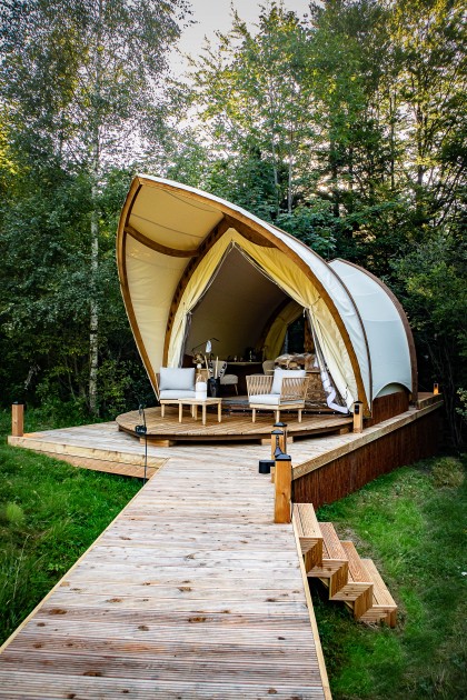 STROHBOID_Waldtherapiezentrum_Glamping Holzboden.jpg