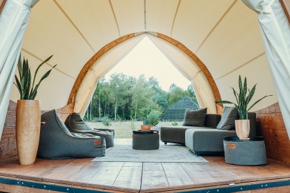 STROHBOID-Lounge-Hotelcamp-Reinsehlen-Outdoor-Wohnzimmer-Innenansicht